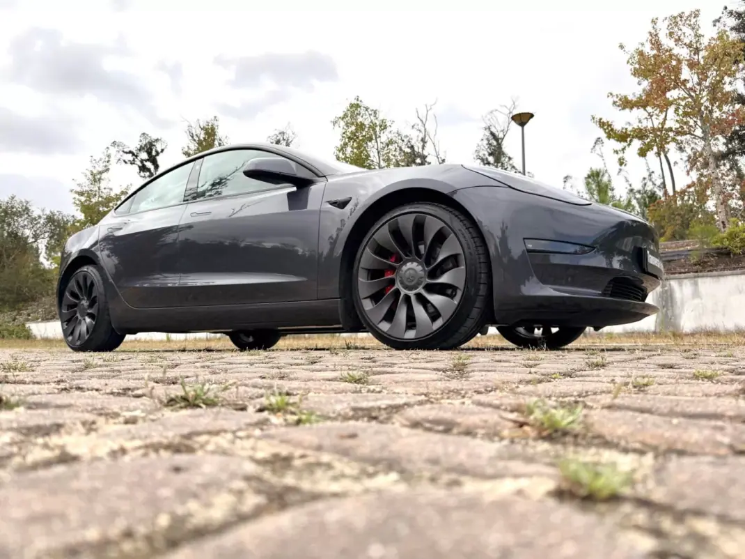 Tesla Model 3 2021 - 29900 EUR, 128000 km - 128000km - foto 23 de 26