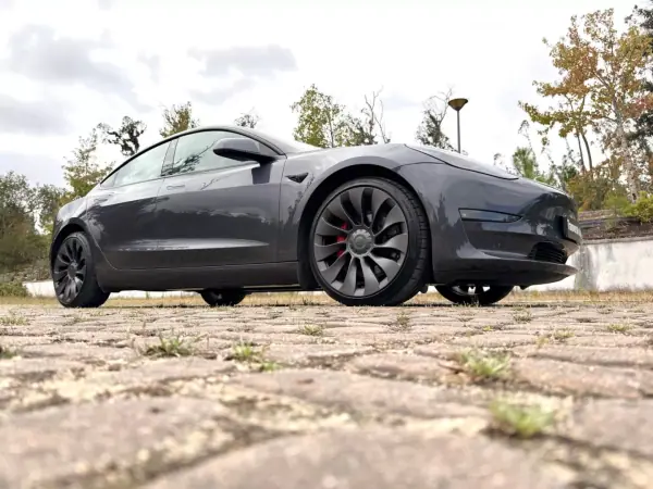 Tesla Model 3 2021 - 29900 EUR, 128000 km - 128000km - foto 23 de 26