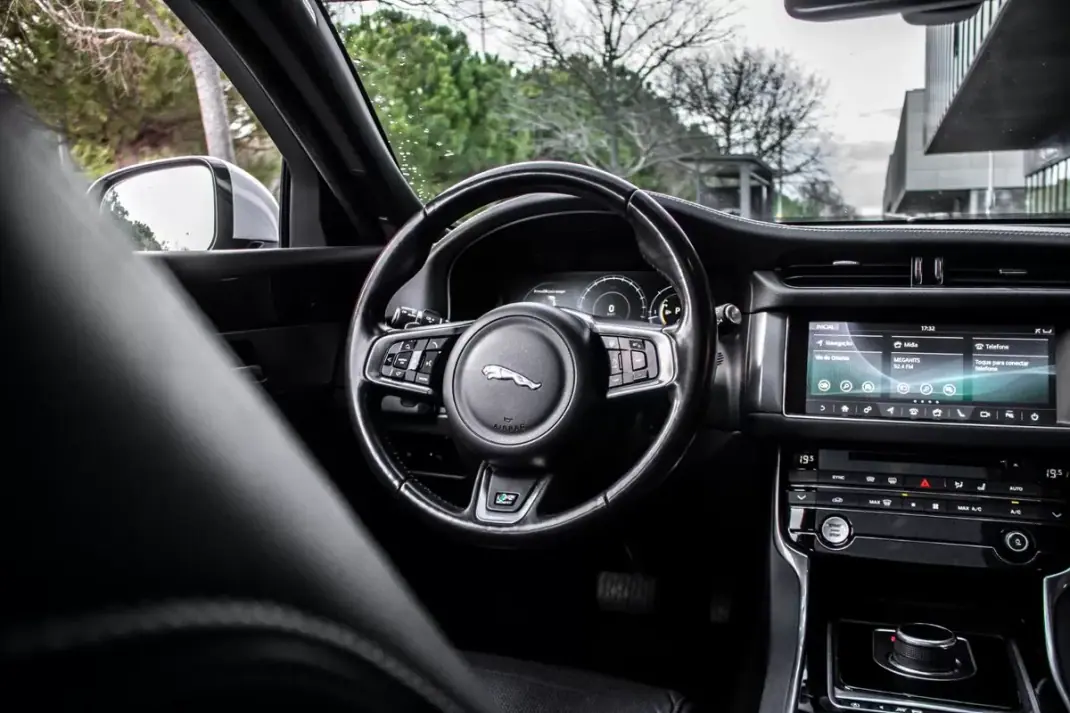 Jaguar XF Sportbrake 2019 - 23990 EUR, 147458 km - AUTO.MOTO.pt - 147458km - foto 35 de 45