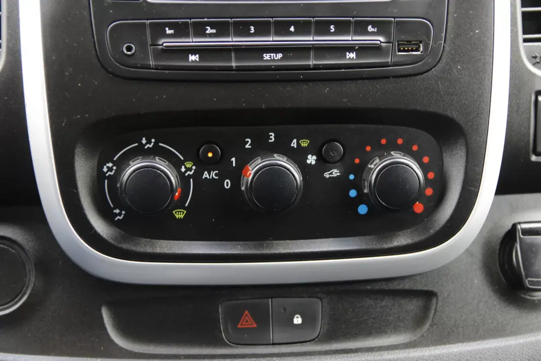 Renault 2019 - 16990 EUR, 188000 km - AUTO.MOTO.pt - 188000km - foto 16 de 21