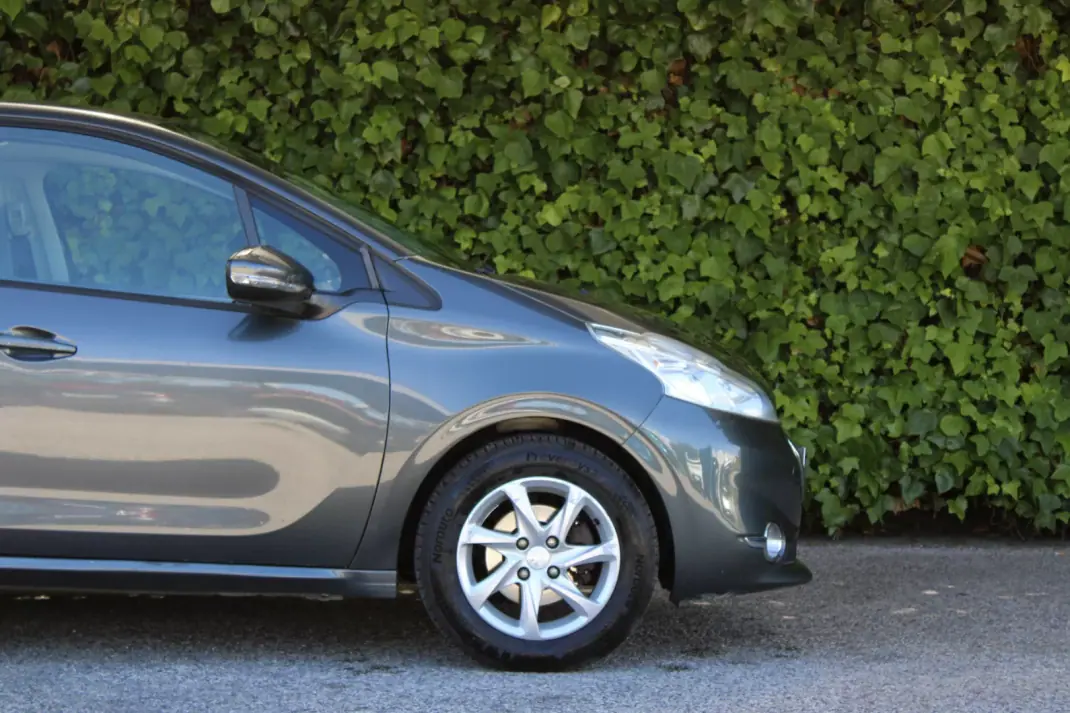 Peugeot 208 2013 - 7900 EUR, 110000 km - 110000km - foto 5 de 15