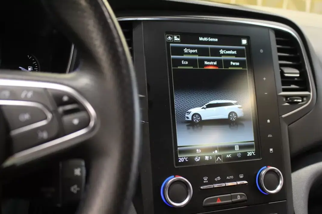 Renault Mégane Sport Tourer 2020 - 16790 EUR, 137000 km - AUTO.MOTO.pt - 137000km - foto 27 de 37