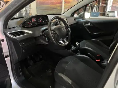 Peugeot 208 2016 - 10900 EUR, 139000 km - AUTO.MOTO.pt - 139000km - foto 6 de 17