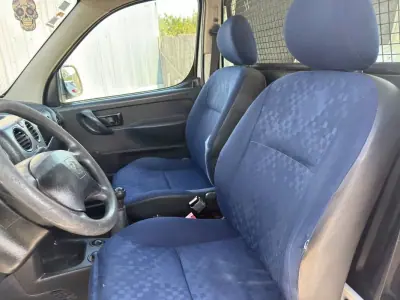 Peugeot 2006 - 5450 EUR, 149000 km - AUTO.MOTO.pt - 149000km - foto 12 de 12