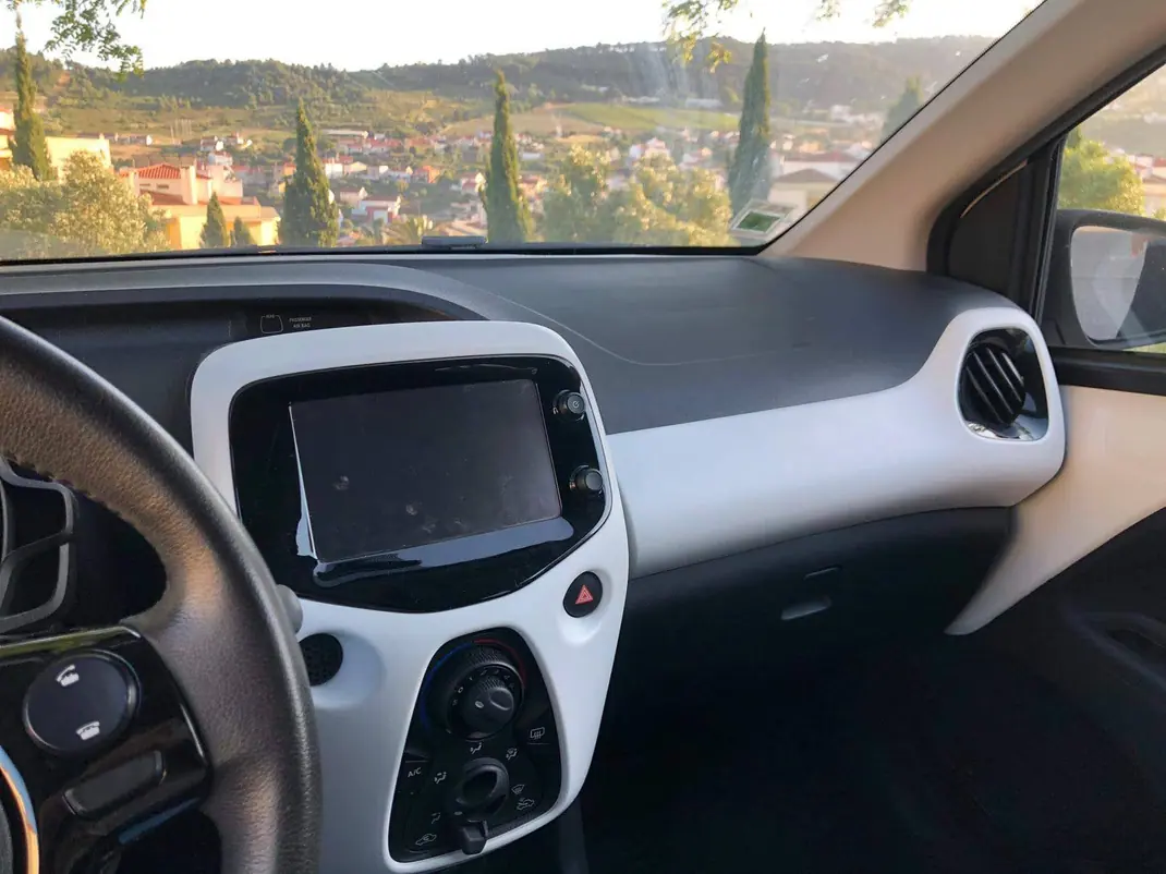 Peugeot 108 2016 - 8000 EUR, 116000 km - AUTO.MOTO.pt - 116000km - foto 5 de 9