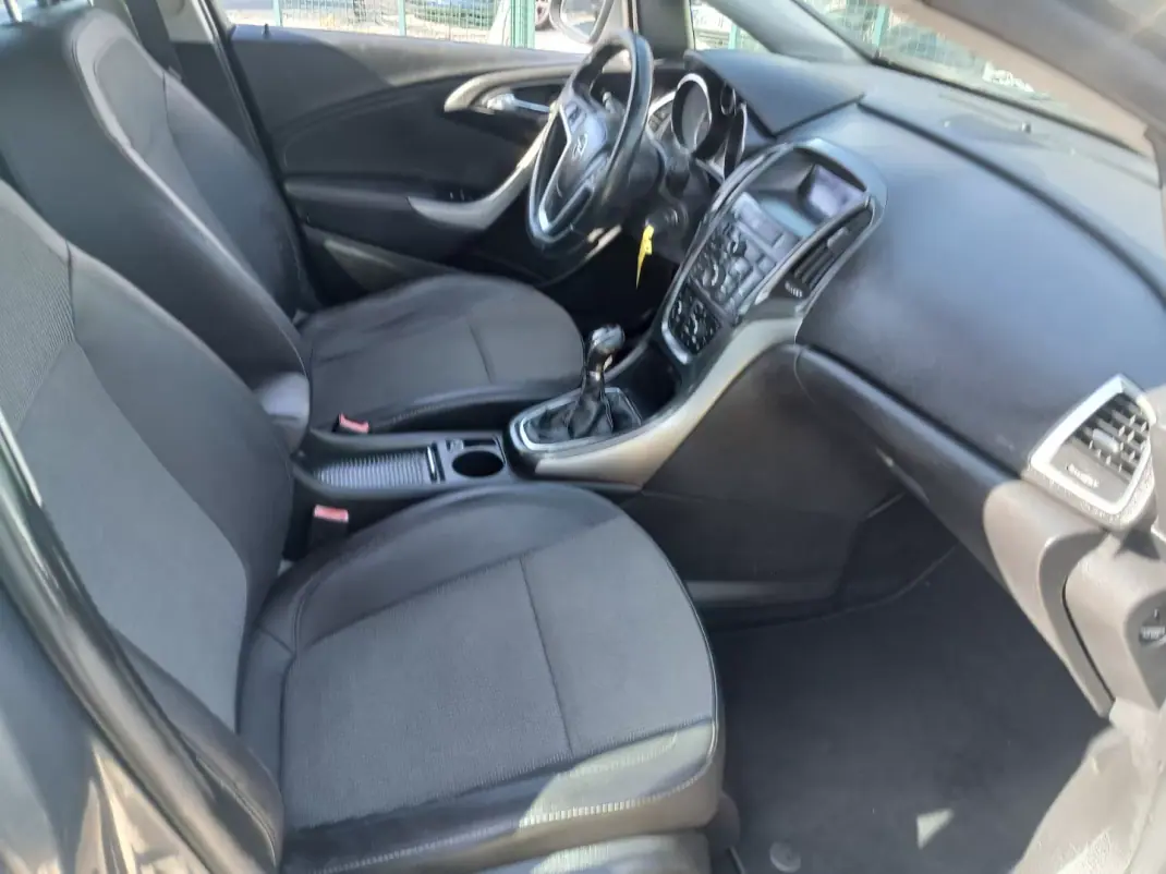 Opel Astra Sports Tourer 2013 - 7350 EUR, 143297 km - AUTO.MOTO.pt - 143297km - foto 23 de 26