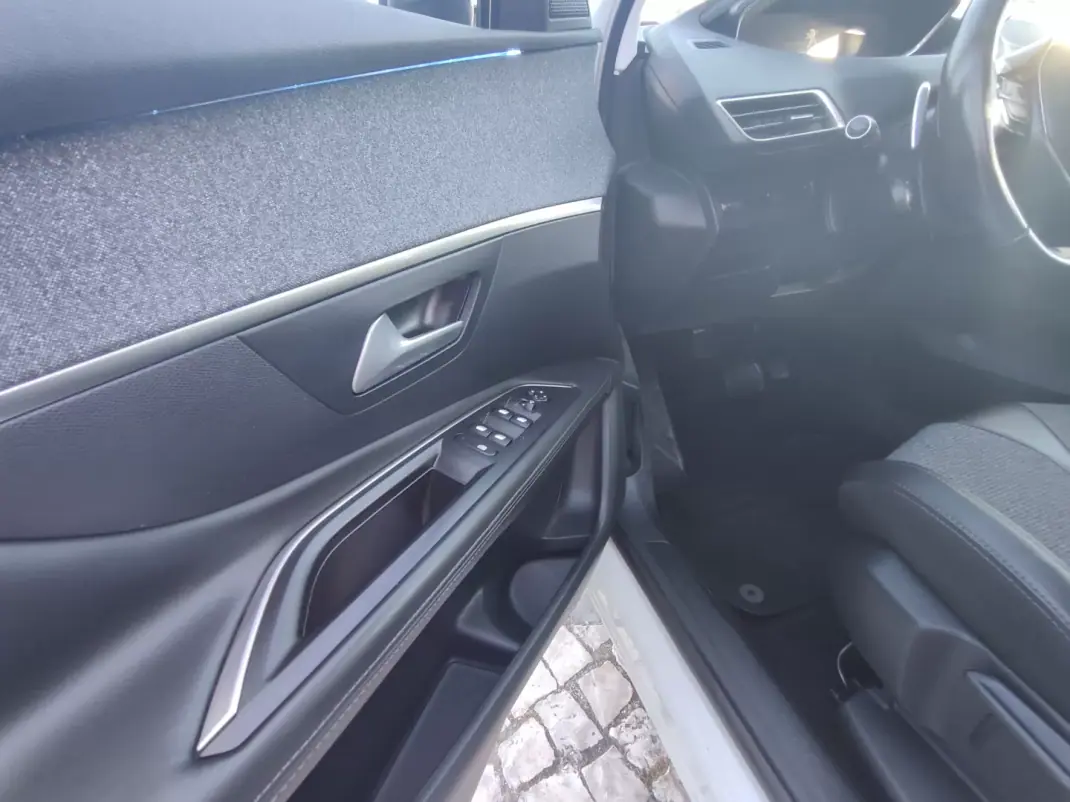 Peugeot 3008 2017 - 16900 EUR, 96000 km - 96000km - foto 14 de 23
