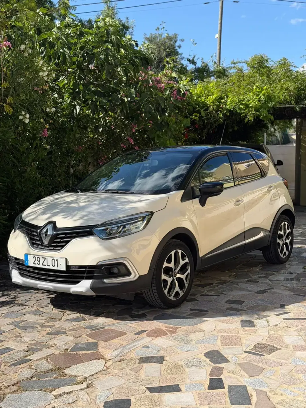 Renault Captur 2019 - 14900 EUR, 98836 km - AUTO.MOTO.pt - 98836km - foto 2 de 9