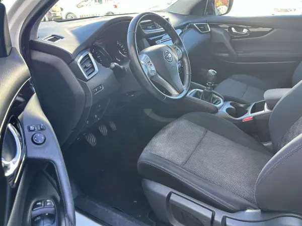 Nissan Qashqai 2017 - 17750 EUR, 67800 km - AUTO.MOTO.pt - 67800km - foto 5 de 17