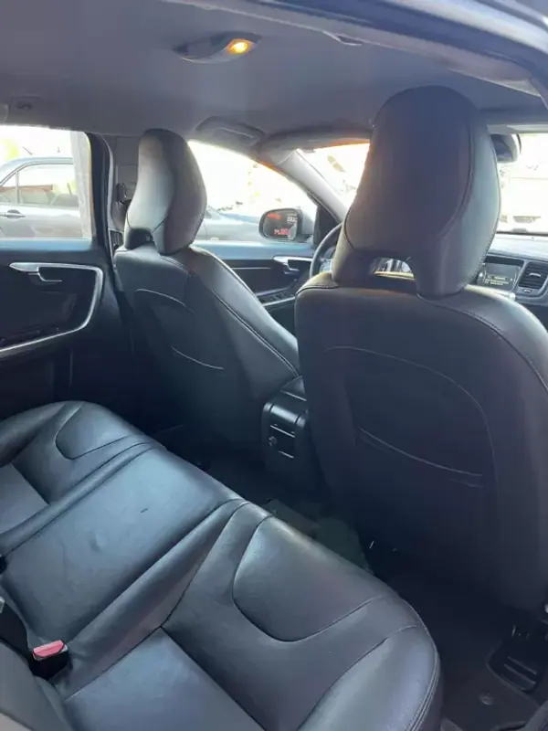 Volvo V60 2015 - 7900 EUR, 318884 km - AUTO.MOTO.pt - 318884km - foto 12 de 16
