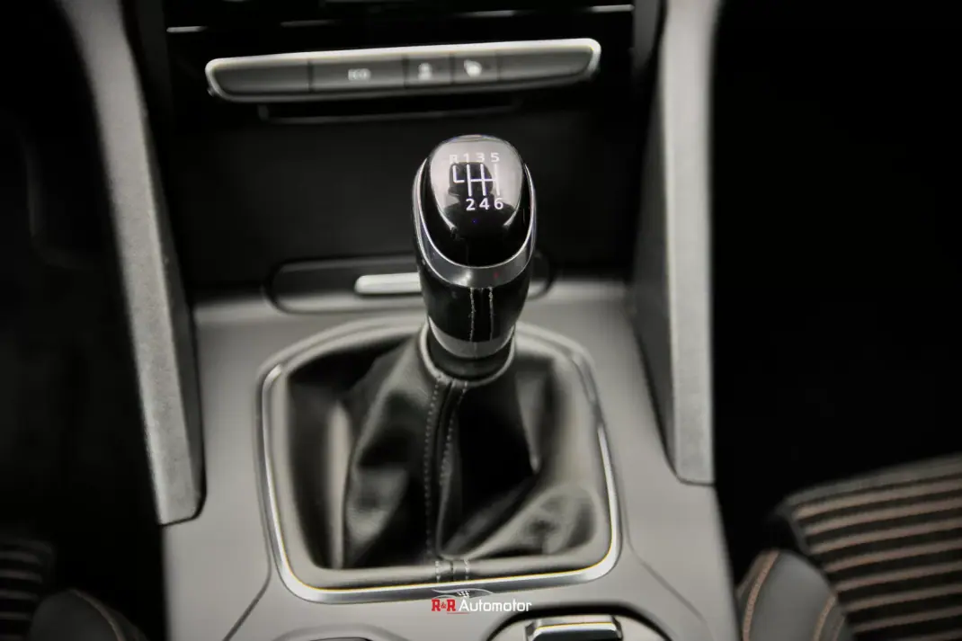 Renault Talisman Sport Tourer 2016 - 14750 EUR, 104000 km - AUTO.MOTO.pt - 104000km - foto 28 de 46