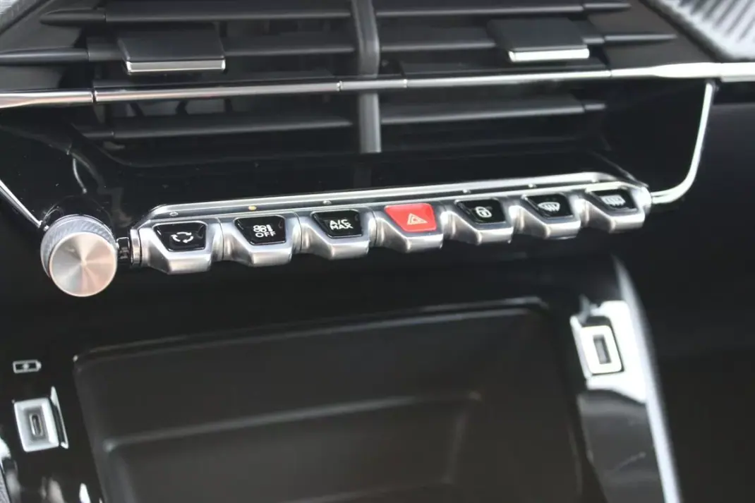 Peugeot 2008 2021 - 18700 EUR, 48176 km - AUTO.MOTO.pt - 48176km - foto 17 de 32