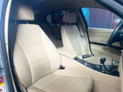 BMW 318 2010 - 10999 EUR, 181000 km - AUTO.MOTO.pt - 181000km - foto 34 de 46