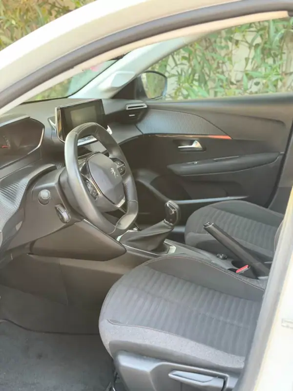 Peugeot 208 2023 - 15900 EUR, 42978 km - AUTO.MOTO.pt - 42978km - foto 8 de 10