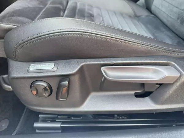 Volkswagen Passat Variant 2019 - 16900 EUR, 258985 km - AUTO.MOTO.pt - 258985km - foto 18 de 27