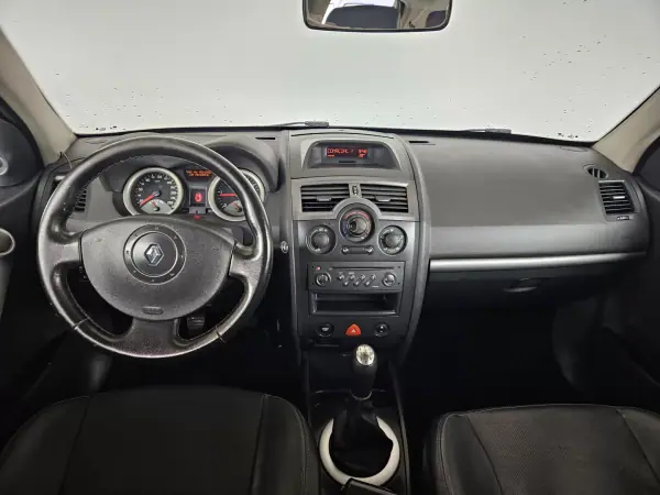 Renault Mégane 2004 - 3500 EUR, 238000 km - AUTO.MOTO.pt - 238000km - foto 9 de 9