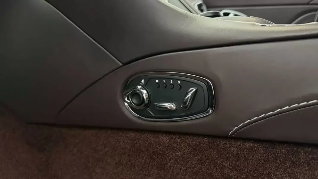 Aston Martin DB11 Coupé 2020 - 149990 EUR, 48409 km - 48409km - foto 37 de 38