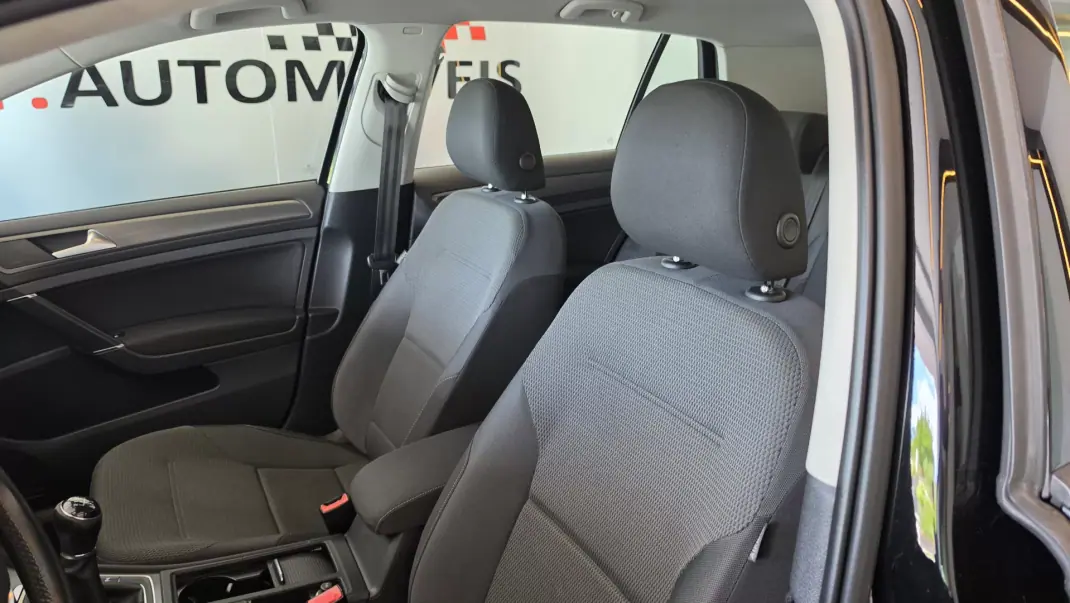 Volkswagen Golf 2013 - 7900 EUR, 207049 km - AUTO.MOTO.pt - 207049km - foto 34 de 54