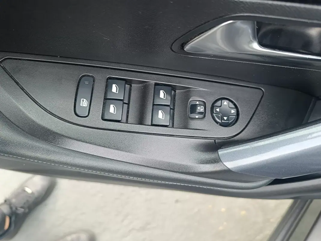 Peugeot 2008 2020 - 15900 EUR, 124990 km - AUTO.MOTO.pt - 124990km - foto 33 de 37