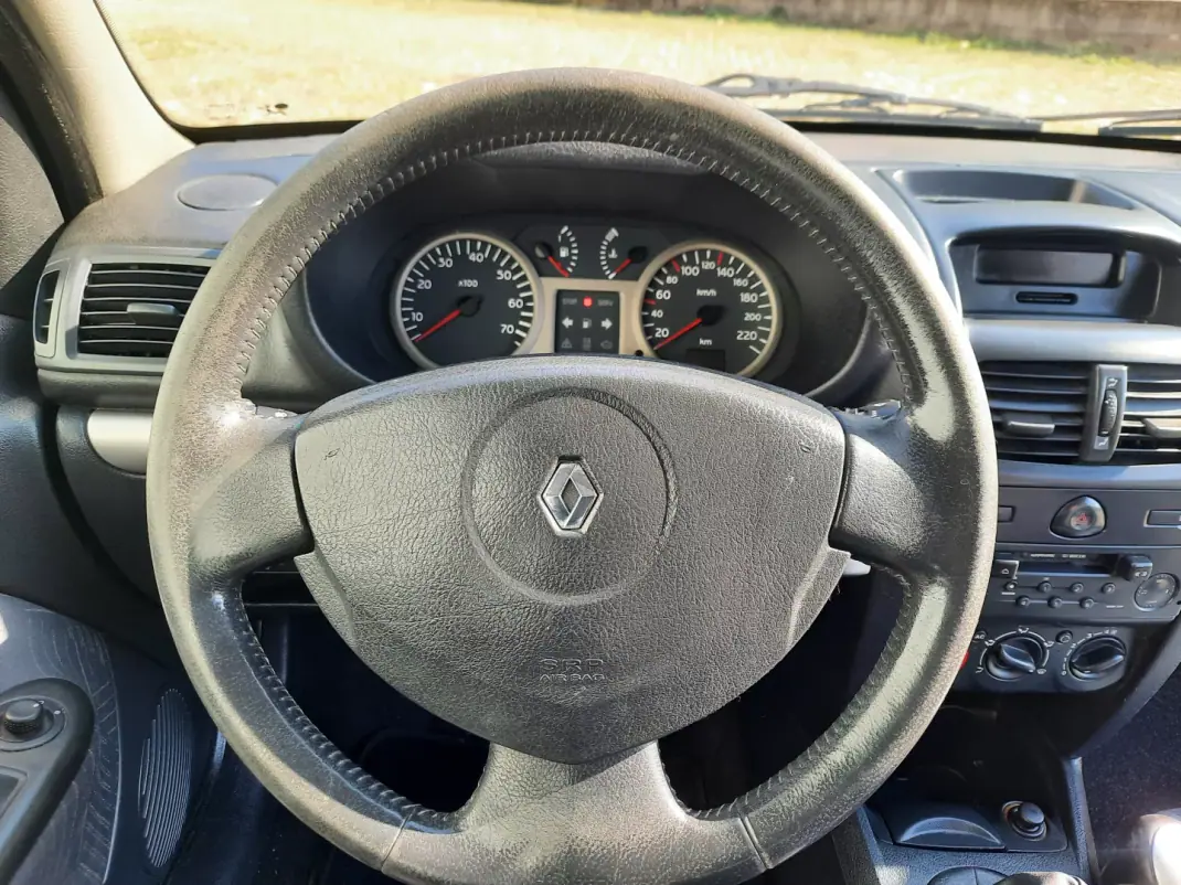 Renault Clio 2001 - 3500 EUR, 188485 km - AUTO.MOTO.pt - 188485km - foto 8 de 10