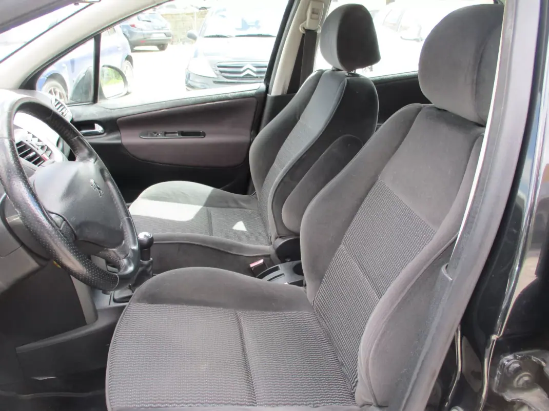Peugeot 207 2007 - 4500 EUR, 180000 km - AUTO.MOTO.pt - 180000km - foto 10 de 11