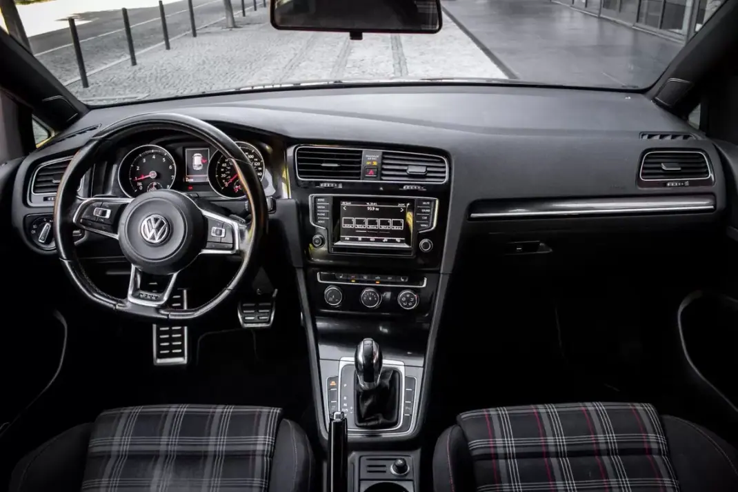 Volkswagen Golf 2015 - 24990 EUR, 83192 km - AUTO.MOTO.pt - 83192km - foto 39 de 45