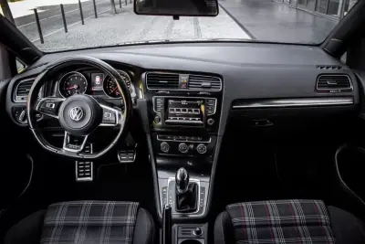 Volkswagen Golf 2015 - 24990 EUR, 83192 km - AUTO.MOTO.pt - 83192km - foto 39 de 45