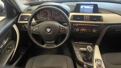 BMW 318 2013 - 13990 EUR, 216833 km - AUTO.MOTO.pt - 216833km - foto 21 de 33