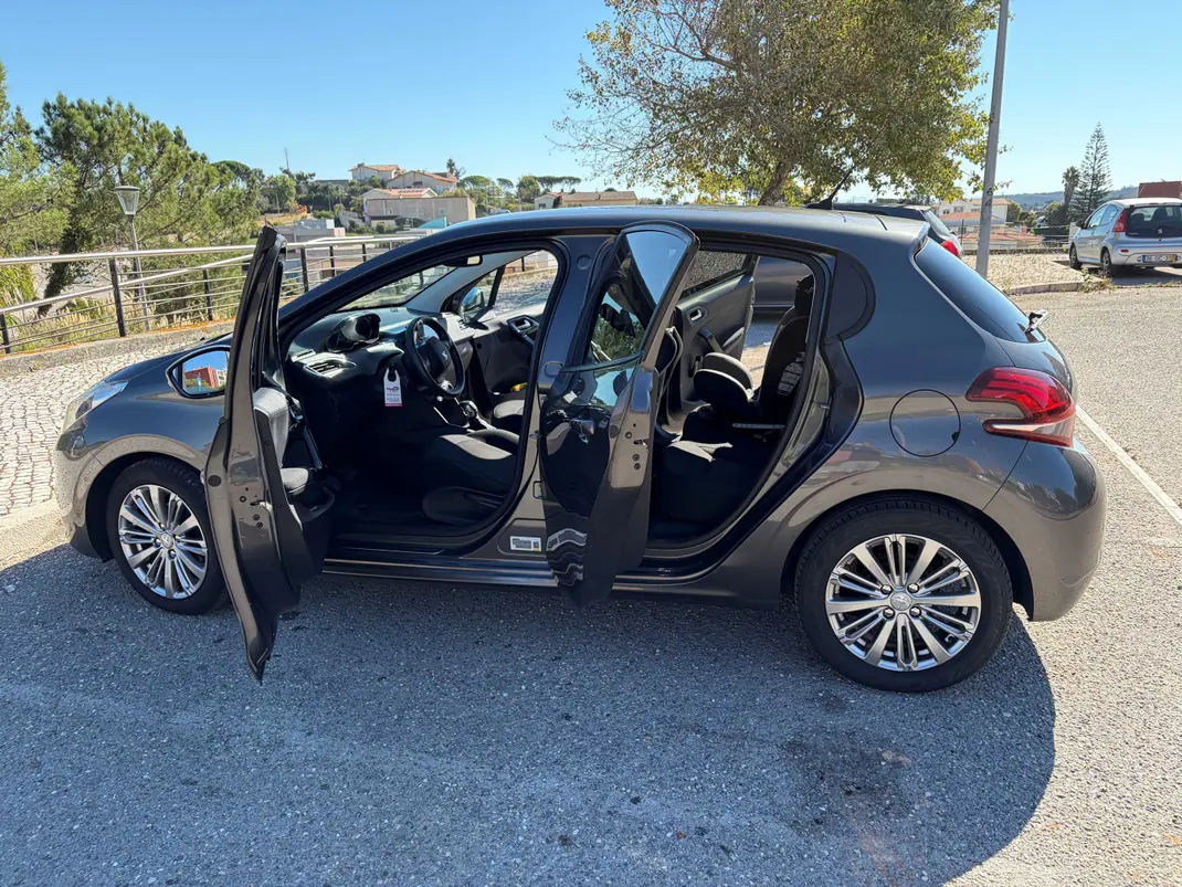 Peugeot 208 2018 - 10 EUR, 114000 km - 114000km - foto 5 de 15