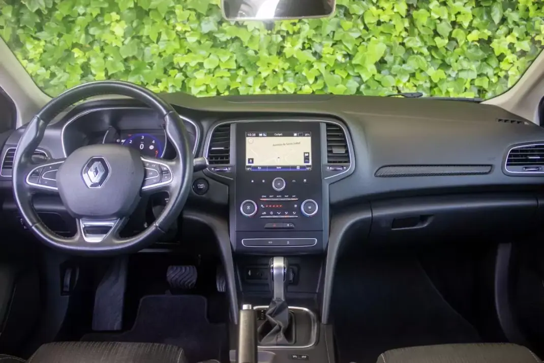 Renault Mégane 2018 - 13250 EUR, 161000 km - AUTO.MOTO.pt - 161000km - foto 15 de 17