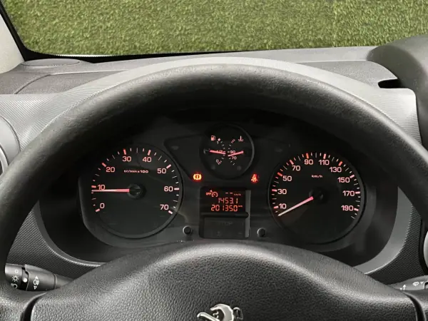 Peugeot Partner 1.6 BlueHdi 3 Lug 2018 - 9800 EUR, 200000 km - AUTO.MOTO.pt - 200000km - foto 15 de 20