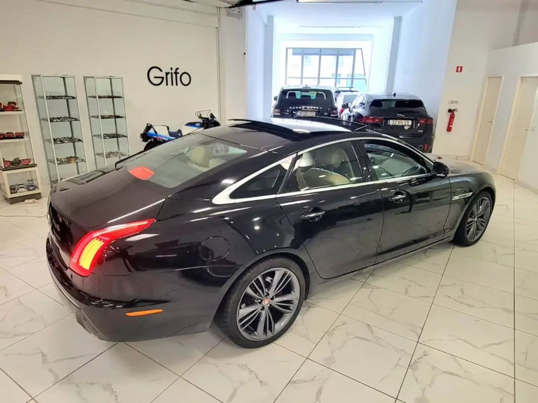 Jaguar XJ 2012 - 19950 EUR, 255600 km - AUTO.MOTO.pt - 255600km - foto 6 de 33