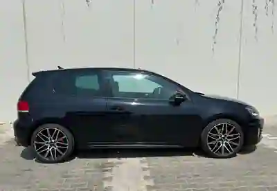 Volkswagen Golf 2011 - 5000 EUR, 128900 km - AUTO.MOTO.pt - 128900km - foto 2 de 3