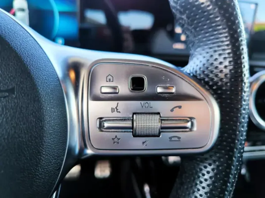 Mercedes-Benz A 180 Limousine 2020 - 25950 EUR, 134000 km - AUTO.MOTO.pt - 134000km - foto 37 de 42