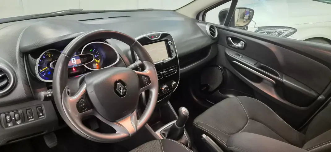 Renault Clio Sport Tourer 2015 - 7990 EUR, 193961 km - AUTO.MOTO.pt - 193961km - foto 8 de 20