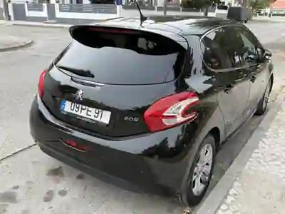 Peugeot 208 2014 - 7500 EUR, 127000 km - foto 3 de 9