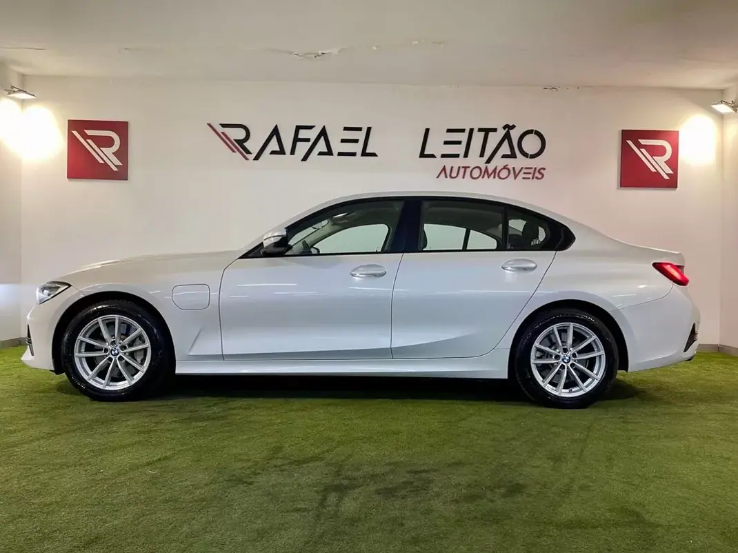 BMW 330 2019 - 23450 EUR, 115000 km - AUTO.MOTO.pt - 115000km - foto 9 de 36