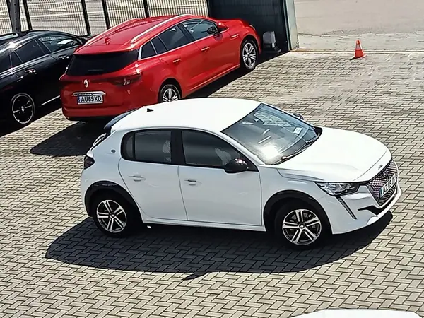 Peugeot e-208 2022 - 26950 EUR, 9000 km - AUTO.MOTO.pt - 9000km - foto 12 de 33