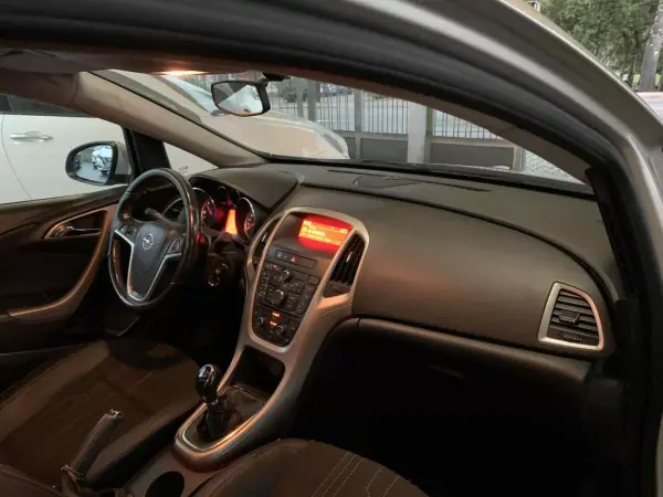 Opel Astra Sports Tourer 2012 - 6750 EUR, 274002 km - AUTO.MOTO.pt - 274002km - foto 20 de 21