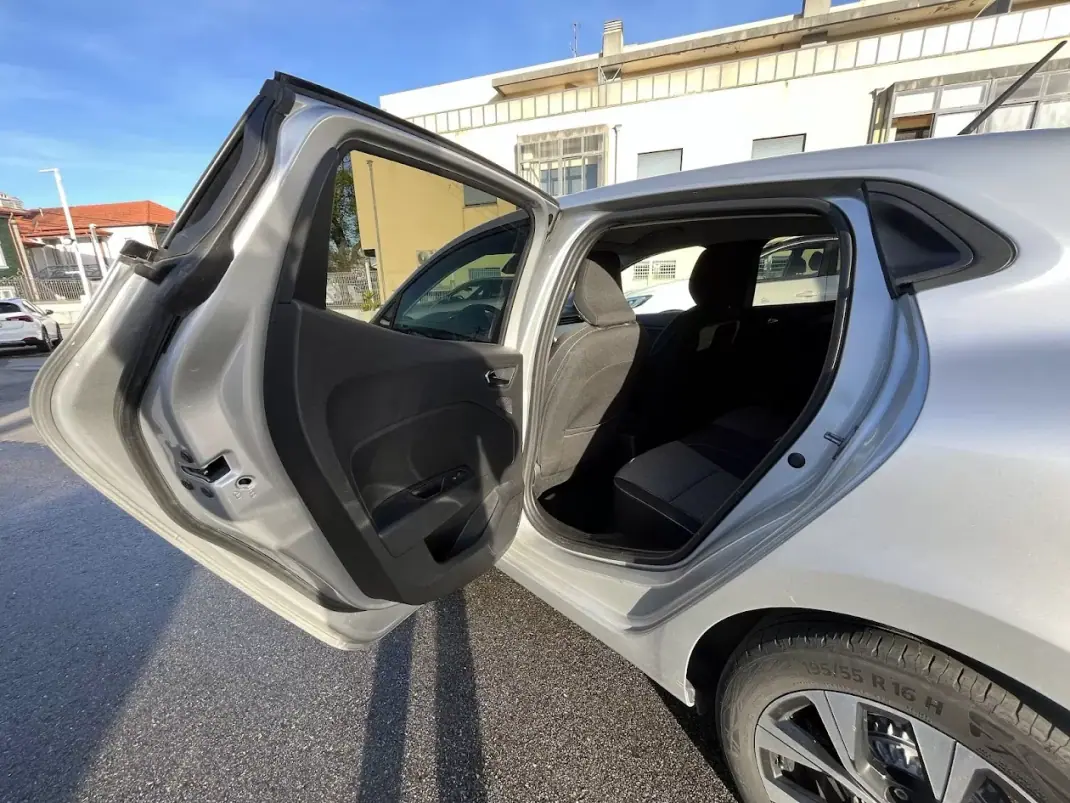 Renault Clio 2023 - 15450 EUR, 66000 km - AUTO.MOTO.pt - 66000km - foto 37 de 43