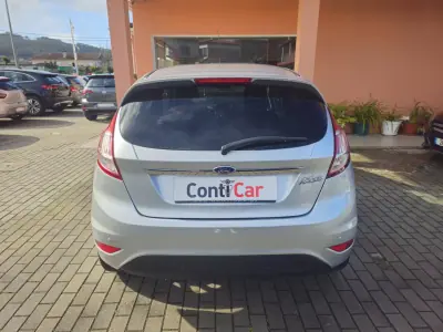 Ford Fiesta 2015 - 9990 EUR, 120400 km - AUTO.MOTO.pt - 120400km - foto 5 de 12