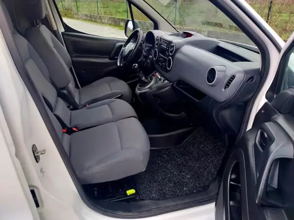 Citroën Berlingo 2016 - 12500 EUR, 126000 km - AUTO.MOTO.pt - 126000km - foto 6 de 9