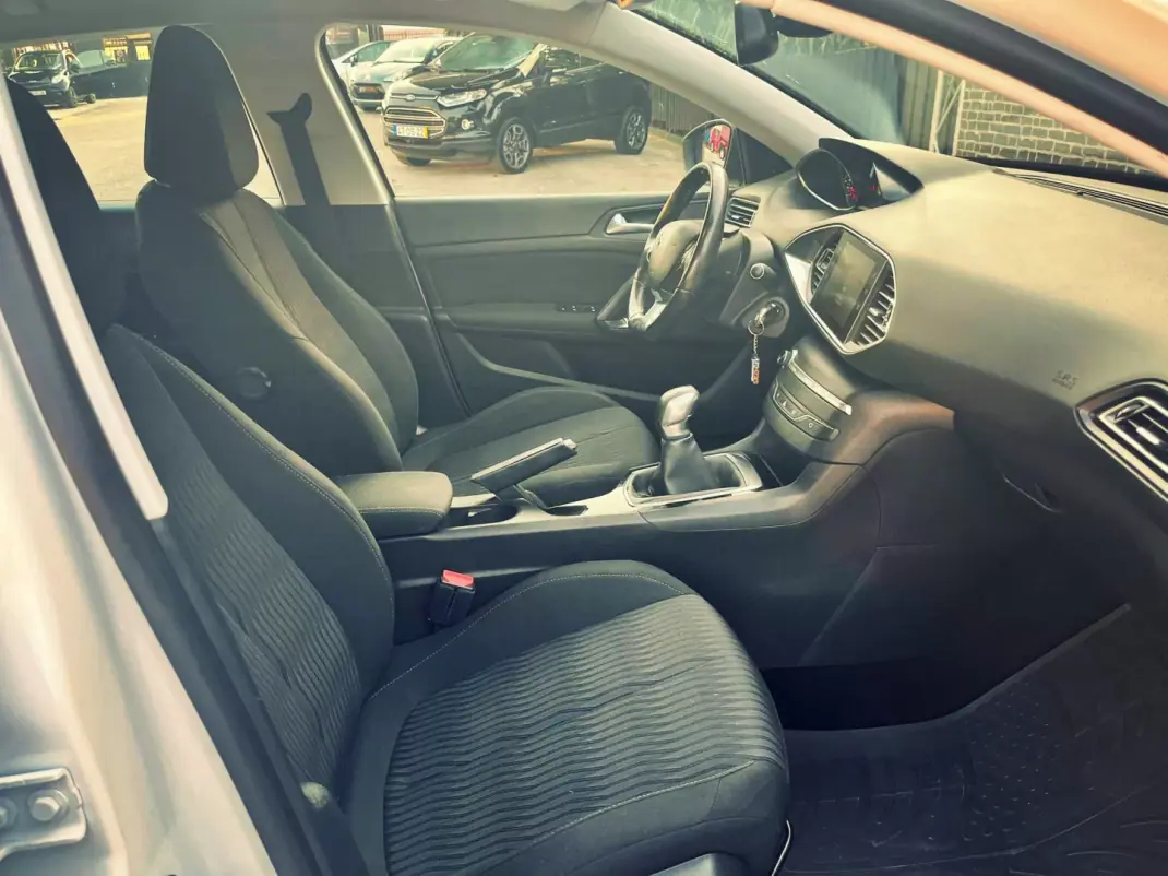 Peugeot 308 2014 - 12500 EUR, 151000 km - AUTO.MOTO.pt - 151000km - foto 2 de 16