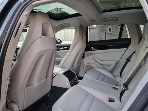 Porsche Panamera Sport Turismo 2018 - 84990 EUR, 147000 km - AUTO.MOTO.pt - 147000km - foto 19 de 50