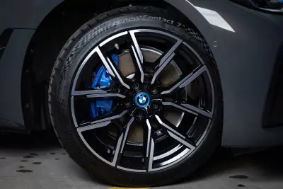 BMW i4 2023 - 43000 EUR, 33000 km - AUTO.MOTO.pt - 33000km - foto 5 de 25