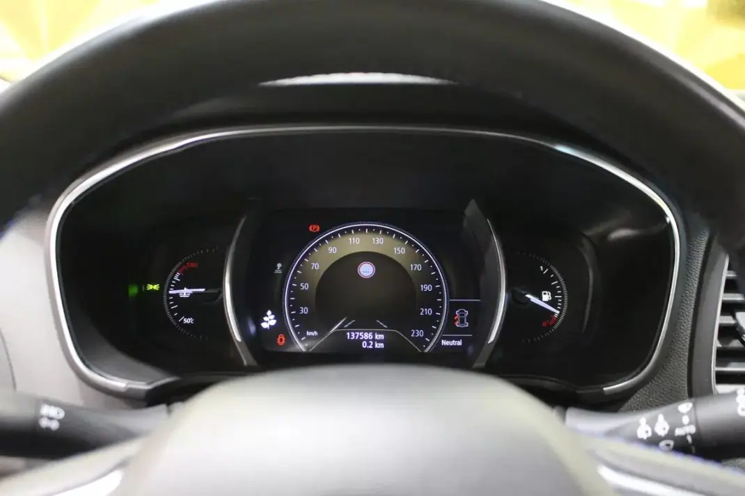 Renault Mégane Sport Tourer 2020 - 16790 EUR, 137000 km - AUTO.MOTO.pt - 137000km - foto 31 de 37