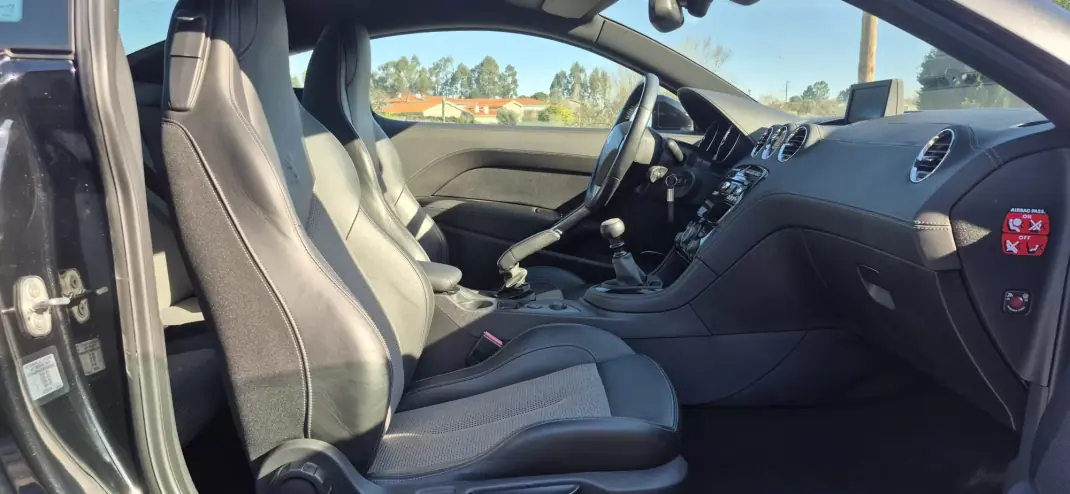 Peugeot RCZ 2014 - 15750 EUR, 213000 km - AUTO.MOTO.pt - 213000km - foto 26 de 31