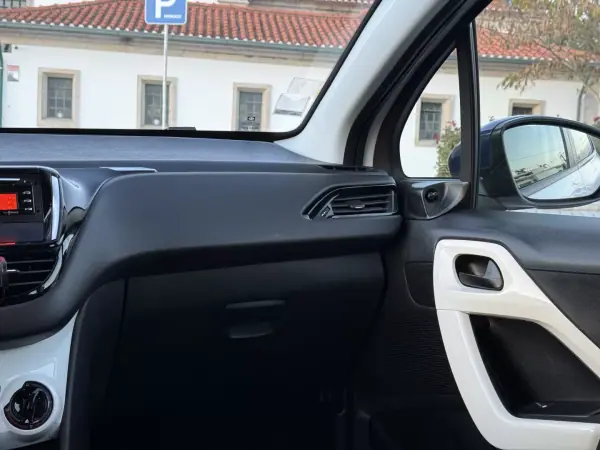 Peugeot 208 2016 - 7500 EUR, 121000 km - AUTO.MOTO.pt - 121000km - foto 16 de 20