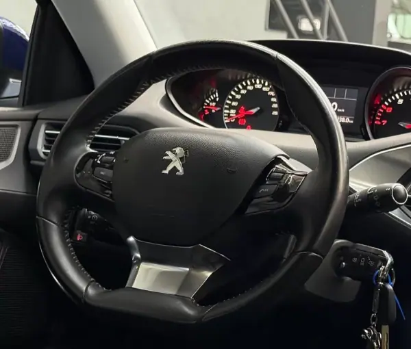 Peugeot 308 2020 - 10999 EUR, 96028 km - AUTO.MOTO.pt - 96028km - foto 18 de 21