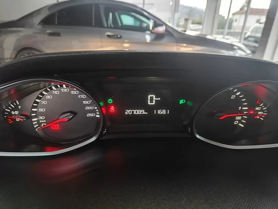 Peugeot 308 2014 - 9350 EUR, 207000 km - AUTO.MOTO.pt - 207000km - foto 29 de 34